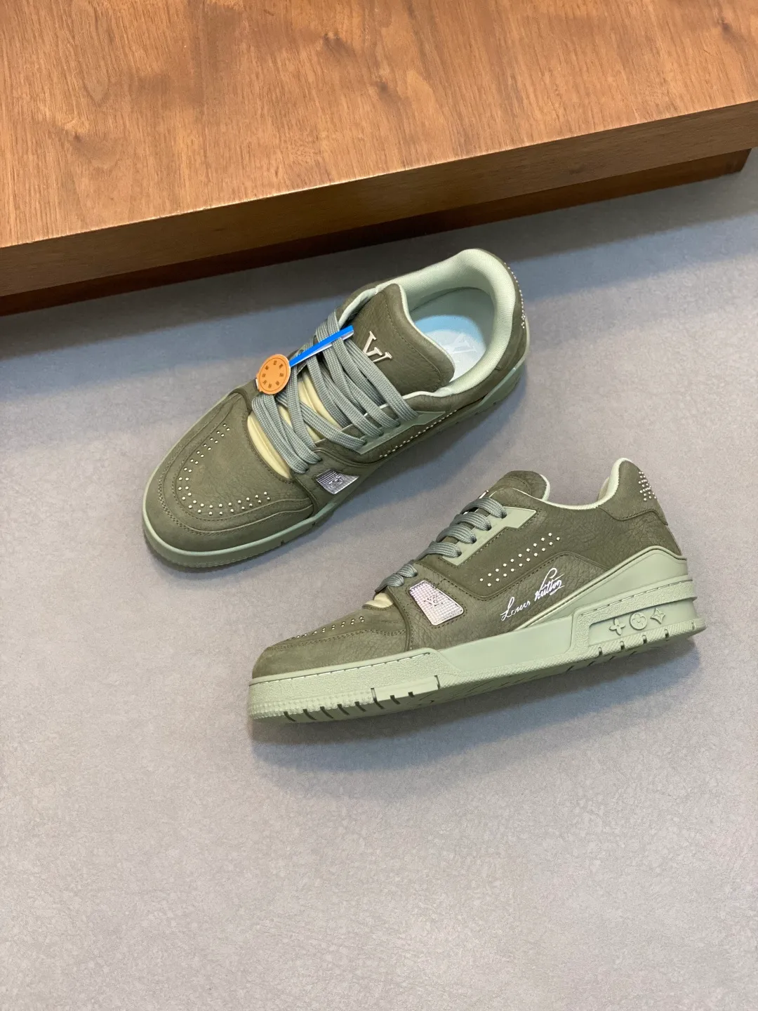 Men's men's shoes 💰820 Lujia New Color Men's 🧍‍♂️trainer sneakers, this LV Trainer sneaker is made of soft grained calfskin, showing pure tones, the #54 logo on the back traces the brand's birth in 1854, the designer's handwritten brand logo embellishes one side, designed by Virgil Abloh himself, a very commemorative sneaker, the new LV Louis Vuitton louis vuitton trainer sneaker low casual sports culture versatile basketball sneakers Size: 35-46 (customized for women 40, men 46)